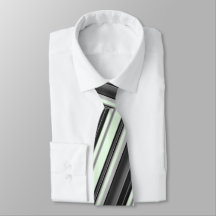 Schwarze und graue Streifen auf tadellosem grünem