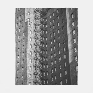 SCHWARZE UND GRAUKONKRETE GEBÄUDE FLEECEDECKE