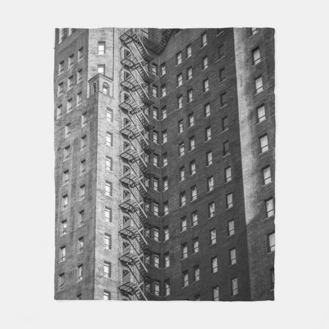 SCHWARZE UND GRAUKONKRETE GEBÄUDE FLEECEDECKE (Vorderseite)