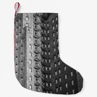 SCHWARZE UND GRAUKONKRETE GEBÄUDE KLEINER WEIHNACHTSSTRUMPF