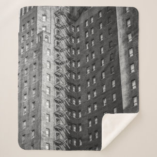 SCHWARZE UND GRAUKONKRETE GEBÄUDE SHERPADECKE