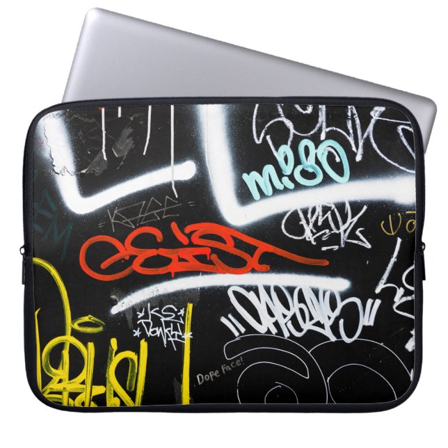Schwarze und mehrfarbige Graffiti-Kunst Laptopschutzhülle (Vorderseite)