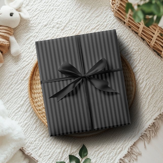 Schwarze und rauchige schwarze schmale vertikale S Geschenkpapier (Von Creator hochgeladen)