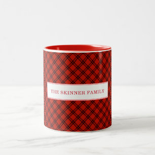 Schwarze und rote karierte Weihnachts-Personalisie Zweifarbige Tasse