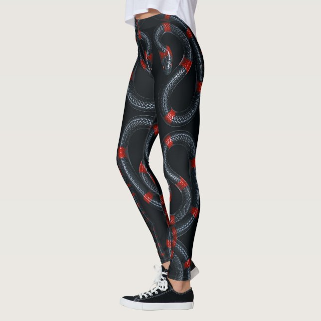 Schwarze und rote Schlange auf schwarzen Leggings (Links)