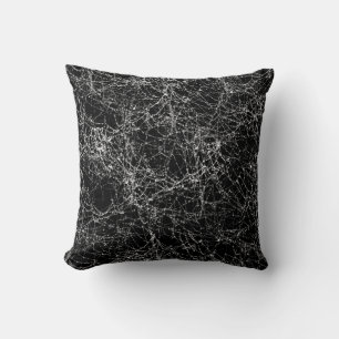 Schwarze und silberne Spinnennetze im Chic-Hallowe Kissen