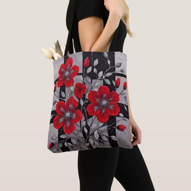 Schwarze und Silberplätze mit roten Blume (Von Nahem)