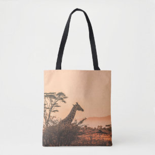 SCHWARZE UND WEISSE GIRAFFE AUF BROWN GRASS FELD