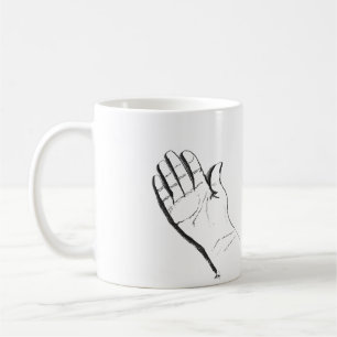 schwarze und weiße Hand auf Kaffeetasse