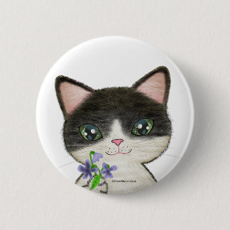 Schwarze und weiße Katze mit Violetten Button