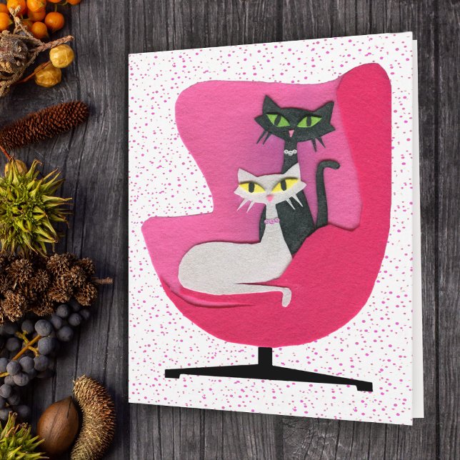 Schwarze und weiße Katzen in rosa Stuhl auf Punkte Karte (Mid century black white cats in pink chair on polka dots on note card.)