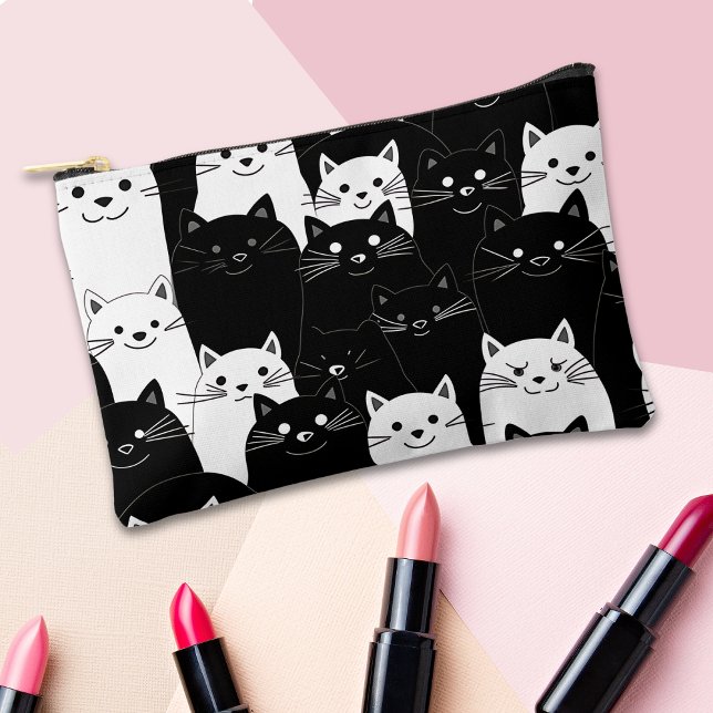 Schwarze und weiße Katzen Zubehörtasche (Cat lovers will lover this quirky, fun bag for makeup and so much more!)