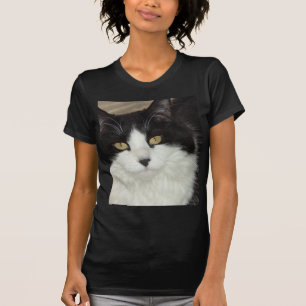 Schwarze und weiße, langhaarige Katze T-Shirt