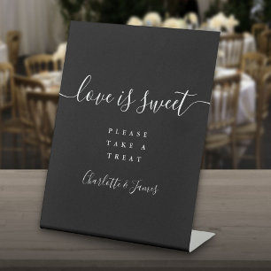 Schwarze und weiße moderne Schrift Lieben ist süße Sockelschild