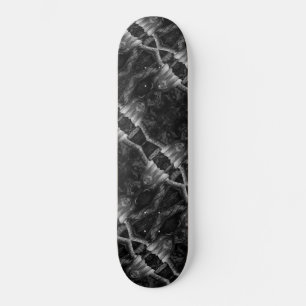 Schwarze und weiße Python Schlange im Foto Tree Skateboard