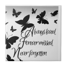 SCHWARZE UND WEISSE SCHEIBE AUF DER KERAMIK