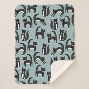 Schwarze und weiße Tuxedo-Katzen Sherpadecke