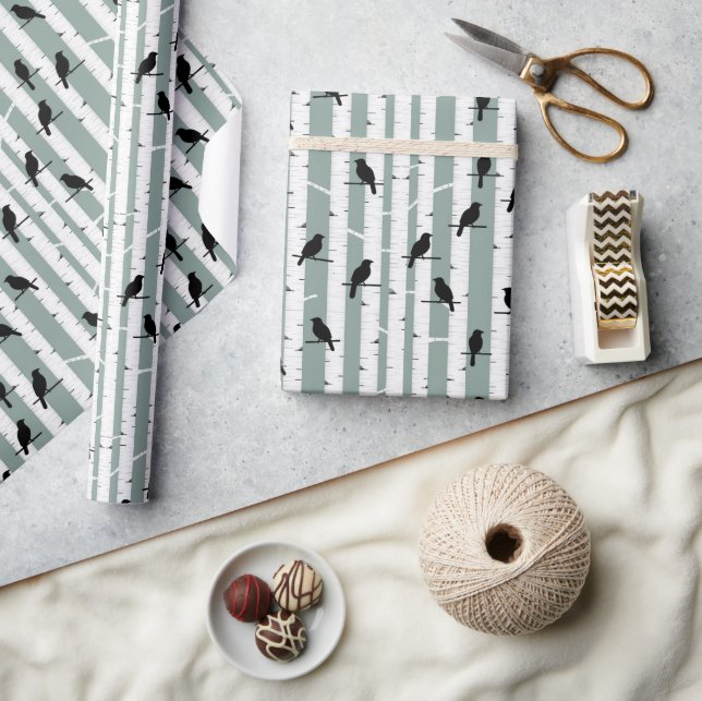 Schwarze Vögel auf einem Baumstamm Wrapping Paper Geschenkpapier (Kunsthandwerk)