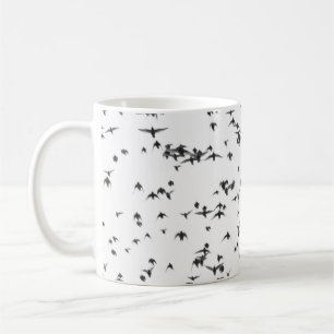 SCHWARZE VÖGEL, DIE AUF DEM HIMMEL FLIEGEN KAFFEETASSE