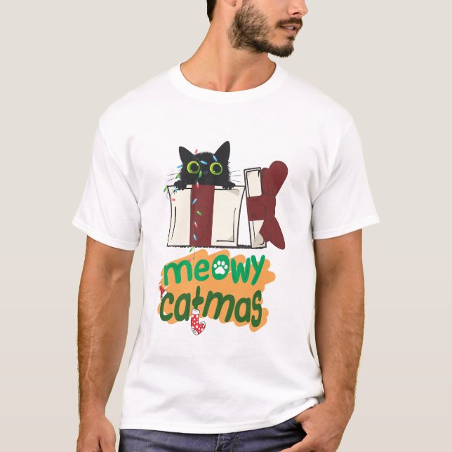 Schwarze Weihnachtskatze in Weihnachtsbaumleuchten T-Shirt (Vorderseite)