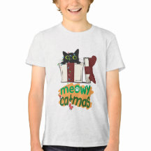 Schwarze Weihnachtskatze in Weihnachtsbaumleuchten