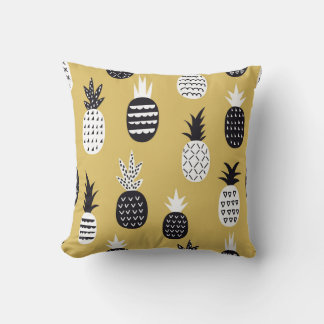 Schwarze, weiße Ananas, gelber Hintergrund Kissen