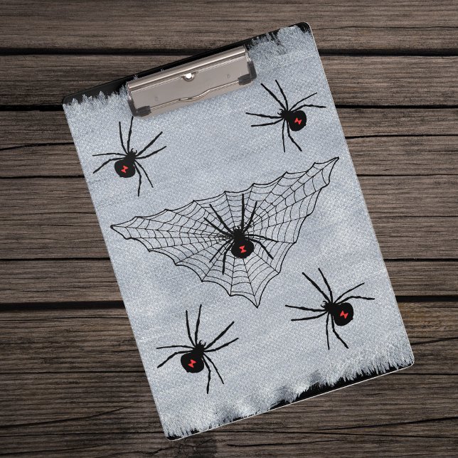 Schwarze Witwen-Spinnen-Netz Halloween gotisch Klemmbrett (Black widow spiders red hourglass markings spider web on black and white clipboard.)