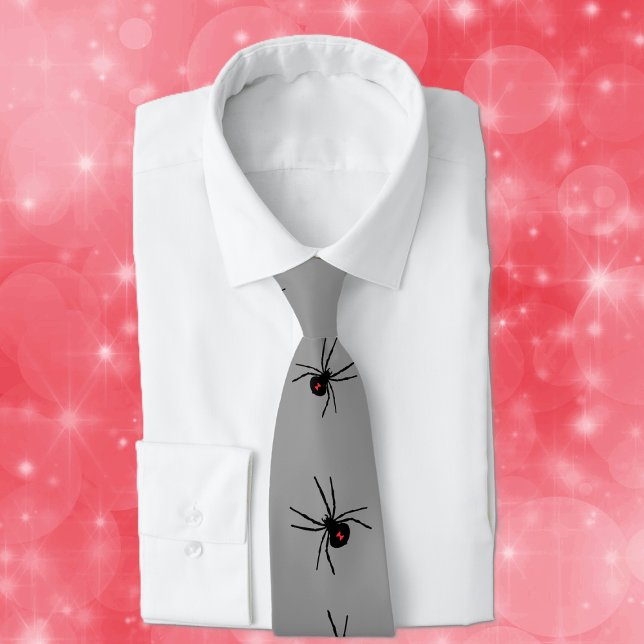 Schwarze Witwen-Spinnen Rot-Markieren Grau Krawatte (Line of black creepy crawley poisonous black widow spiders on dark grey neck tie.)
