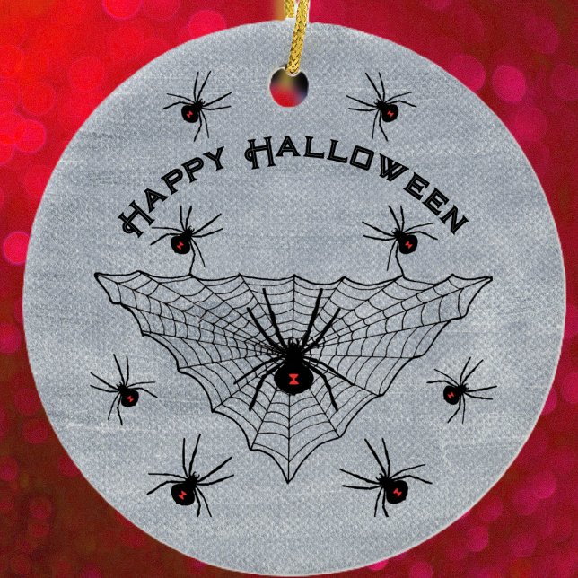 Schwarze Witwenspinnen Rote Markierungen im Netz W Keramik Ornament (Black widow spiders red marks in black triangular web on rustic white Halloween ceramic ornament.)