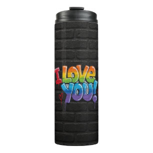 Schwarze Ziegelwand mit Graffiti „Ich liebe dich!“ Thermosbecher