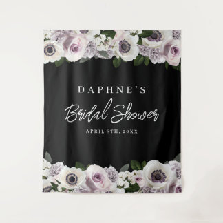 Schwarzer Anemon und Lila Blütendusche Hintergrund Wandteppich