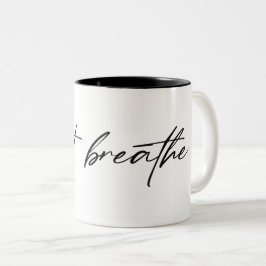 schwarzer "atmen" Text Zweifarbige Tasse
