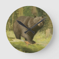 Schwarzer Bär, der auf einen Baum-Stamm tritt