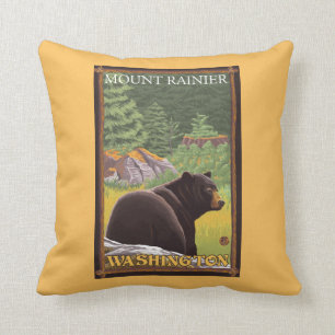 Schwarzer Bär im Wald - der Mount Rainier, Kissen