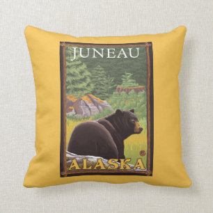 Schwarzer Bär im Wald - Juneau, Alaska Kissen