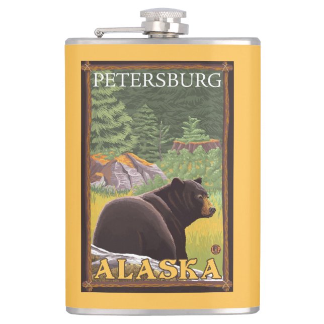 Schwarzer Bär im Wald - Petersburg, Alaska Flachmann (Vorderseite)
