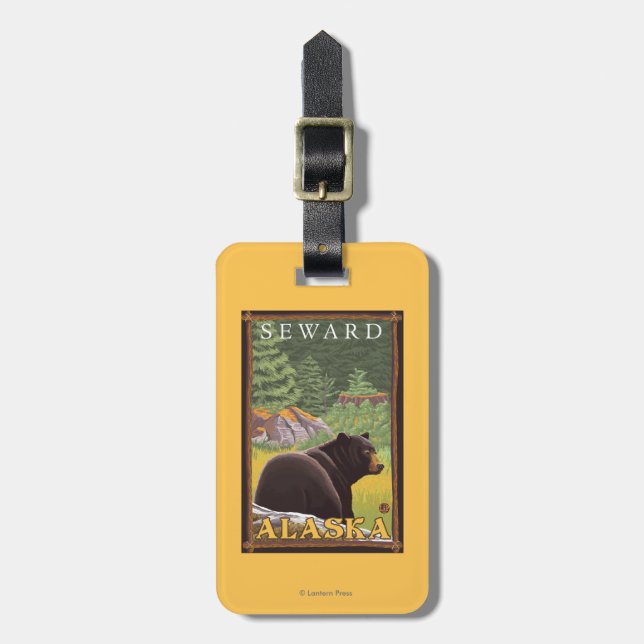 Schwarzer Bär im Wald - Seward, Alaska Gepäckanhänger (Vorderseite vertikal)