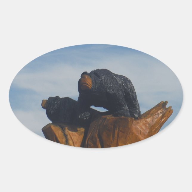 Schwarzer Bär mit blauen Smoky Mountains Sky Ovaler Aufkleber (Vorderseite)