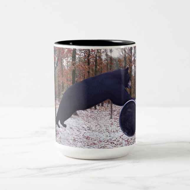 Schwarzer Bär rollt ein Gefüttert Fass in der wald Zweifarbige Tasse (Mittel)