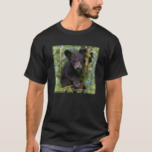 Schwarzer Bärenjunge spielt in Bäumen T-Shirt