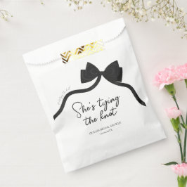 Schwarzer Bogen, der das Brautparty des Knotens bi Geschenktütchen