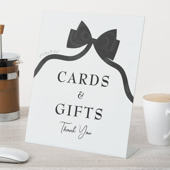 Schwarzer Bogen, der das Brautparty des Knotens bi Sockelschild (In Situ)