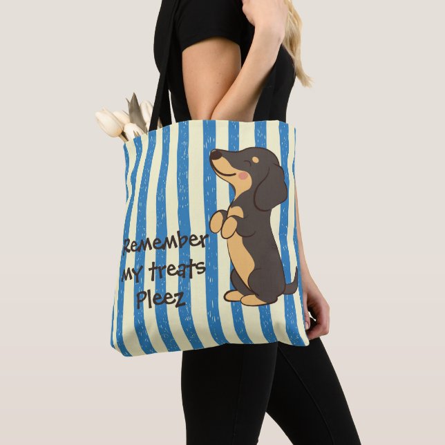 Schwarzer Dachshund bettelt um Leckerlis Blaue Str (Von Nahem)