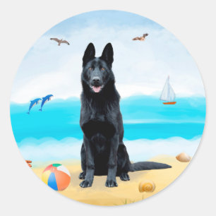 Schwarzer deutscher Schäferhund am Strand Runder Aufkleber