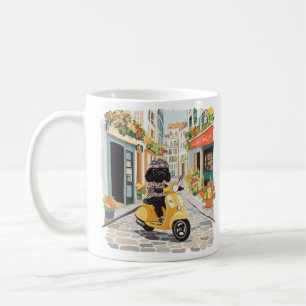 Schwarzer Doodle fährt mit Roller durch europäisch Kaffeetasse