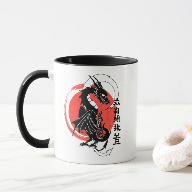 Schwarzer Drache, roter Mond Tasse (Mit Donut)