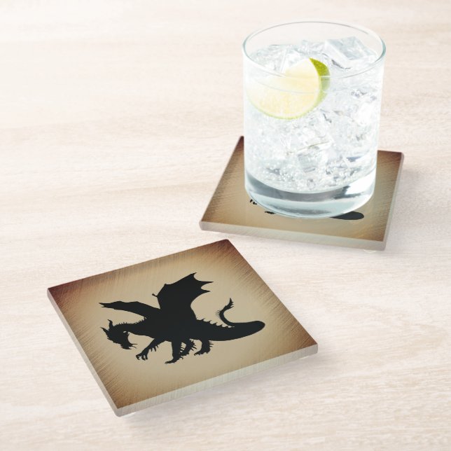 Schwarzer Drache rustikaler Hintergrund Glasuntersetzer (Schrägansicht)