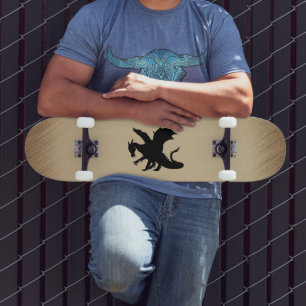 Schwarzer Drache rustikaler Hintergrund Skateboard