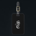 Schwarzer Eleganter gotischer Monogramm Name Mitte Gepäckanhänger<br><div class="desc">Der mittelalterliche Typo-Gepäckanhänger mit den personalisierten Initialen in antiken gotischen mittelalterlichen Schriften und individuelle Name,  Feiern,  Ehepaarnamen oder beliebigen Sondertexten in Not geratenem Grunge und ausgeklügeltem Serif-Schriftart. Stilvolle Schwarz-Weiß-Farben vollständig anpassbar.</div>