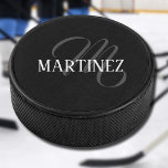 Schwarzer eleganter Personalisierter Nachname | Na Eishockey Puck<br><div class="desc">Schwarz Eleganter Personalisierter Name. Sie können Ihren Namen,  den Namen eines geliebten Menschen oder eine spezielle Nachricht hinzufügen. Ob es ein herzliches Geschenk für jemanden ist,  der Ihnen lieb ist oder eine persönliche Leckerei,  die Wahl liegt bei Ihnen.</div>